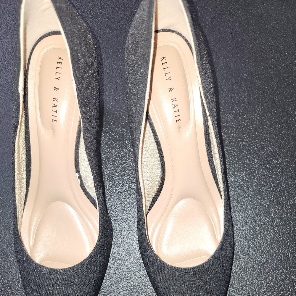 Black Pumps